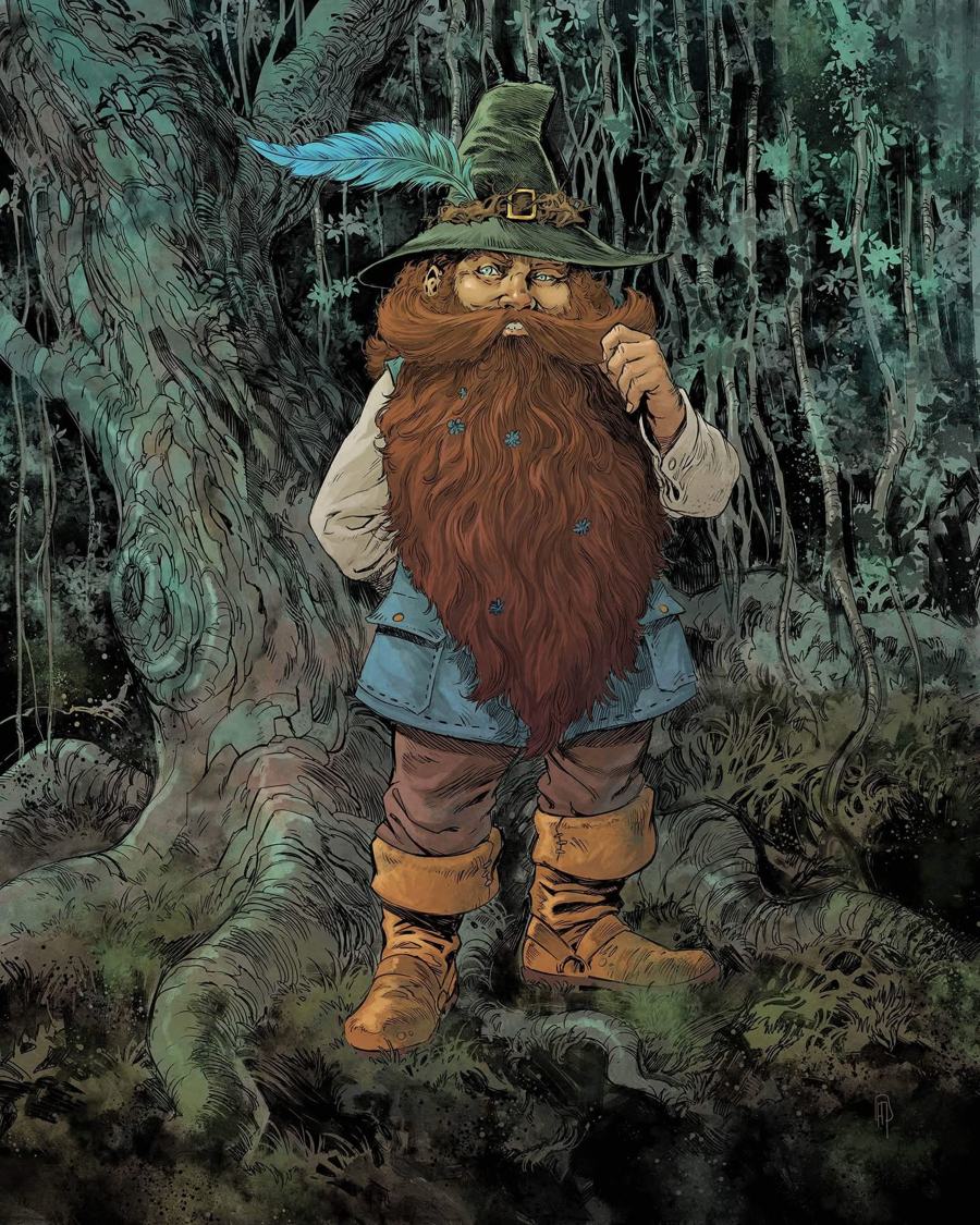 Un nain roux à l'immense barbe fleurie et au chapeau à plume bleue, debout devant un vieil arbre moussu
