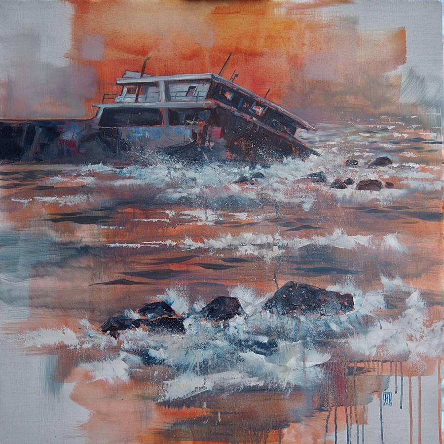Peinture : une épave de bateau frappée par les vagues, sous un ciel orange