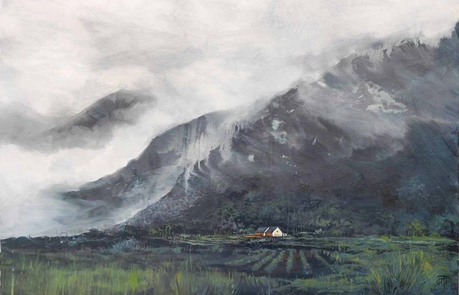 Peinture : une petite maison au pied d'une montagne enveloppée de brume