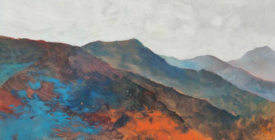Peinture : une chaîne de montagnes bleues et orangées sous un ciel pâle