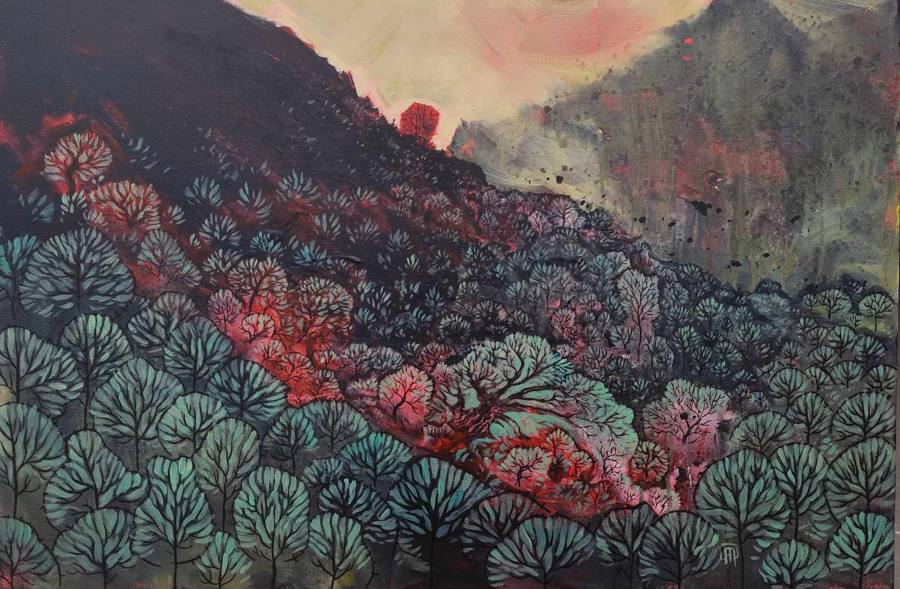 Peinture : une colline couverte d'arbres stylisés, verts et rouges