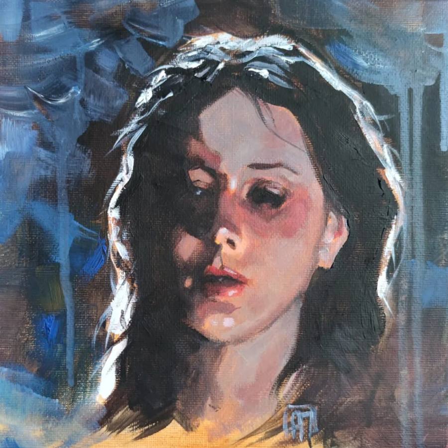 Peinture : portrait d'une jeune femme aux cheveux sombres, sur fond bleu